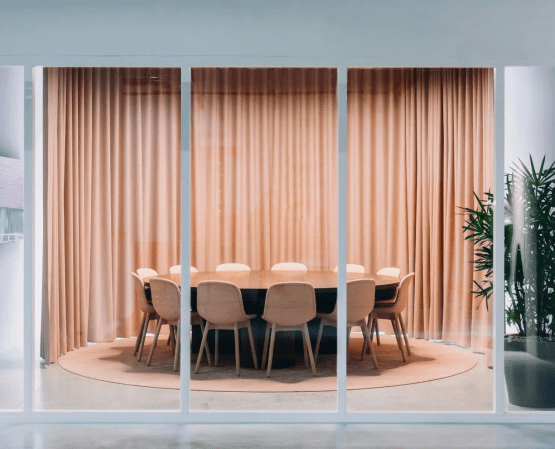 panisol partitions - systeemwanden - meeting table